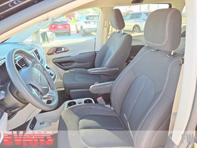 2024 Chrysler Voyager LX