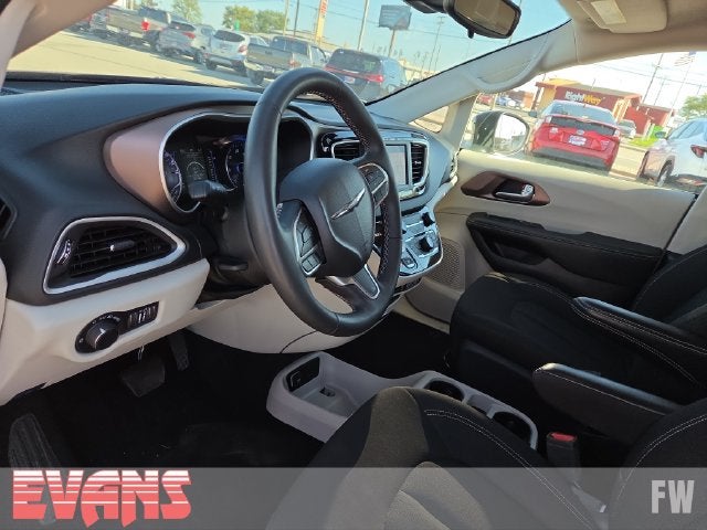 2024 Chrysler Voyager LX